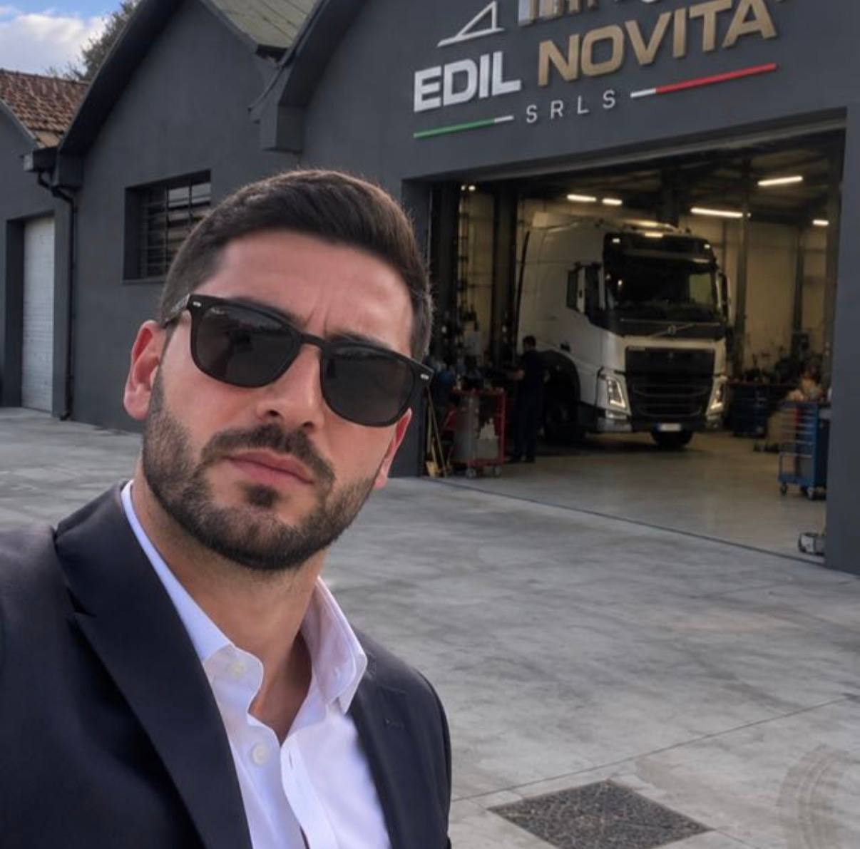 Avram Sorin davanti al deposito EDIL NOVITÀ